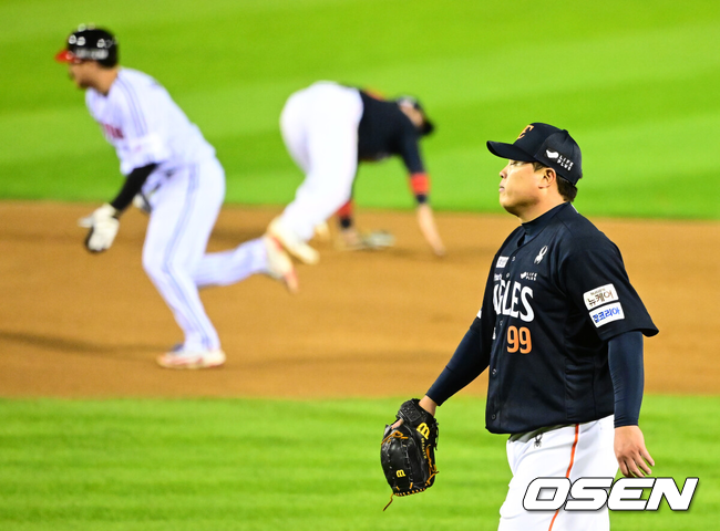 [OSEN=잠실, 지형준 기자] 쌍둥이군단이 19년 만에 한국시리즈 마운드에 오른 류현진을 넘어 시리즈 2연승을 질주했다. 프로야구 LG 트윈스는 27일 서울 잠실구장에서 열린 2025 신한 SOL뱅크 KBO 한국시리즈(7전 4선승제) 한화 이글스와의 2차전에서 13-5 역전승을 거뒀다. 역대 한국시리즈 1~2차전 2연승은 총 21차례 있었고, 그 중 19번 우승을 차지했다. 우승 확률 90.5%. 정규시즌 1위팀이 한국시리즈 1~2차전 2연승을 한 경우는 13번으로 100%(13/13) 우승 트로피를 들어올렸다.2회말 무사 만루에서 한화 류현진이 LG 박동원에 2타점 좌중간 적시 2루타를 허용하며 아쉬워하고 있다. 2025.10.27 /jpnews@osen.co.kr