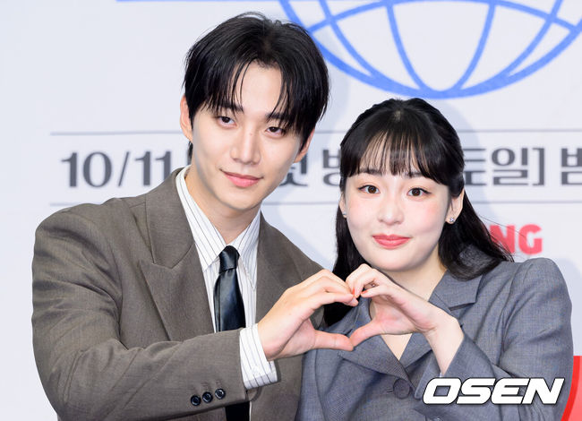 [OSEN=이대선 기자] 1일 서울 더 링크 서울에서 tvN 새 토일드라마 ‘태풍상사’ 제작발표회가 열렸다. '태풍상사'는 1997년IMF,직원도,돈도,팔 것도 없는 무역회사의 사장이 되어버린 초보 상사맨‘강태풍’의 고군분투 성장기를 그린다. 오는10월11일 토요일 밤9시10분에 첫 방송된다.배우 이준호와 김민하가 포토타임을 가지고 있다. 2025.10.01 /sunday@osen.co.kr