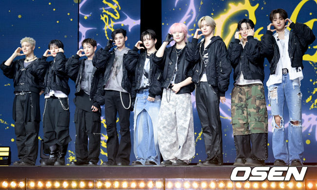 [OSEN=조은정 기자] &TEAM(앤팀)의 한국 미니 1집 ‘백 투 라이프’(Back to Life) 발매 기념 쇼케이스가 28일 서울 용산구 블루스퀘어에서 열렸다.하이브 글로벌 그룹앤팀(&TEAM·의주, 후마,케이,니콜라스, 유마,조, 하루아,타키, 마키)의 한국 미니 1집 ‘백 투 라이프’에는 아홉 멤버의 확장된 음악 스펙트럼을 확인할 수 있는 6곡이 수록됐다.앤팀이 포즈를 취하고 있다. 2025.10.28 /cej@osen.co.kr