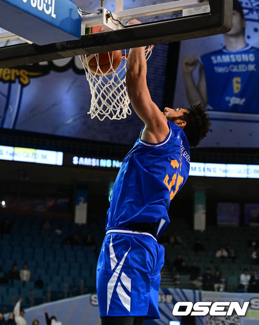 [OSEN=잠실실내체, 조은정 기자] 28일 잠실실내체육관에서 2025-2026 LG전자 프로농구 서울 삼성과 서울 SK의 S-더비 경기가 열렸다.서울 삼성과 서울 SK는 나란히 8승 3패로 공동 7위를 기록 중이다.4쿼터 삼성 칸터가 원핸드 덩크를 성공하고 있다. 2025.10.28 /cej@osen.co.kr