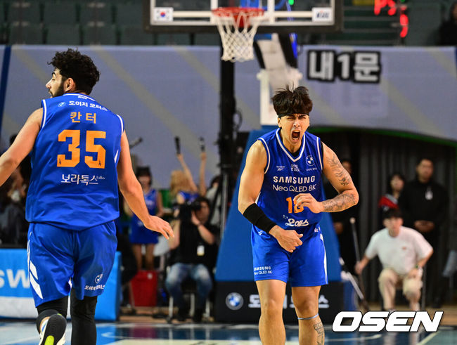 [OSEN=잠실실내체, 조은정 기자] 28일 잠실실내체육관에서 2025-2026 LG전자 프로농구 서울 삼성과 서울 SK의 S-더비 경기가 열렸다.서울 삼성과 서울 SK는 나란히 8승 3패로 공동 7위를 기록 중이다.4쿼터 삼성 구탕이 칸터 덩크에 포효하고 있다. 2025.10.28 /cej@osen.co.kr