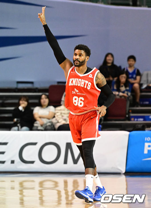 [OSEN=잠실실내체, 조은정 기자] 28일 잠실실내체육관에서 2025-2026 LG전자 프로농구 서울 삼성과 서울 SK의 S-더비 경기가 열렸다.서울 삼성과 서울 SK는 나란히 8승 3패로 공동 7위를 기록 중이다.1쿼터 SK 먼로가 3점슛 세리머니를 하고 있다. 2025.10.28 /cej@osen.co.kr