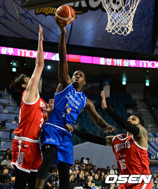 [OSEN=잠실실내체, 조은정 기자] 28일 잠실실내체육관에서 2025-2026 LG전자 프로농구 서울 삼성과 서울 SK의 S-더비 경기가 열렸다.서울 삼성과 서울 SK는 나란히 8승 3패로 공동 7위를 기록 중이다.3쿼터 삼성 니콜슨이 슛을 성공하고 있다. 2025.10.28 /cej@osen.co.kr