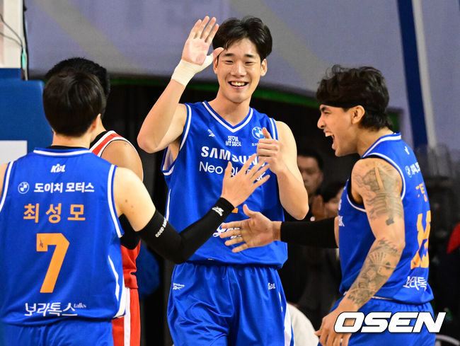 [OSEN=잠실실내체, 조은정 기자] 28일 잠실실내체육관에서 2025-2026 LG전자 프로농구 서울 삼성과 서울 SK의 S-더비 경기가 열렸다.서울 삼성과 서울 SK는 나란히 8승 3패로 공동 7위를 기록 중이다.2쿼터 삼성 이원석이 바스켓카운트를 얻어낸 뒤 기뻐하고 있다. 2025.10.28 /cej@osen.co.kr