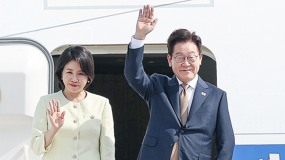  아세안 정상회의 일정을 마치고 귀국하는 이재명 대통령과 김혜경 여사가 27일 말레이시아 쿠알라룸푸르 국제공항에서 공군 1호기에 올라 환송객들에게 인사하고 있다. 연합뉴스