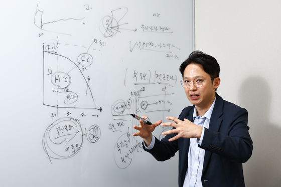 이경준 키움투자자산운용 본부장이 서울 여의도 TP타워 키움투자자산운용에서 중앙일보와 인터뷰하고 있다. 김종호 기자