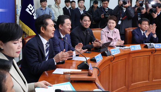더불어민주당 정청래 대표(왼쪽 두번째)와 원내지도부가 27일 국회에서 열린 최고위원회의에서 코스피 지수가 장중 4000포인트를 넘자 박수를 치고 있다. 임현동 기자