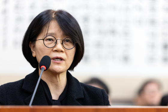 윤영미 대검찰청 문서감정실장이 27일 서울 여의도 국회에서 열린 법제사법위원회 대검찰청 등에 대한 국정감사에 출석해 의원 질의에 답변하고 있다. 뉴스1