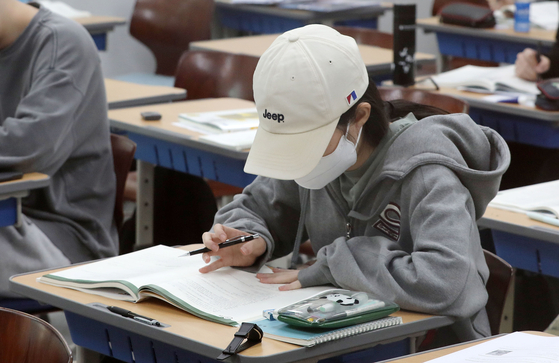 서울시내 한 학원에서 수험생이 공부를 하고 있다. 입시 경쟁이 본격화되는 중학생부터는 신체 활동량이 크게 줄어든다. 뉴스1 