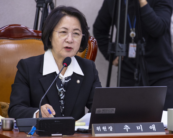 추미애 국회 법제사법위원회 위원장이 27일 국회 법사위에서 열린 2025년 대검찰청 국정감사에서 질의하고 있다. 연합뉴스