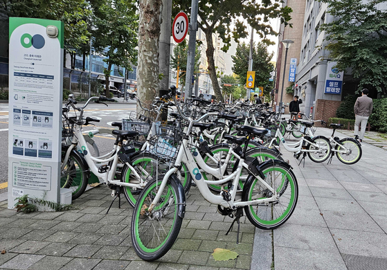 28일 오전 당산역 인근 따릉이 구역에 배치된 자전거들이 그대로 남아있다. 김정재 기자