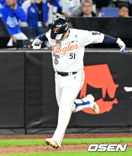 [OSEN=대전, 이대선 기자] 24일 오후 대전 한화생명볼파크에서 2025 신한 SOL Bank KBO리그 포스트시즌 플레이오프 5차전 한화 이글스와 삼성 라이온즈의 경기가 열렸다.한화는 코디 폰세, 삼성은 최원태를 선발 투수로 내세웠다.8회말 1사 1루에서 한화 문현빈이 우월 투런 홈런을 치고 환호하고 있다. 2025.10.24 /sunday@osen.co.kr