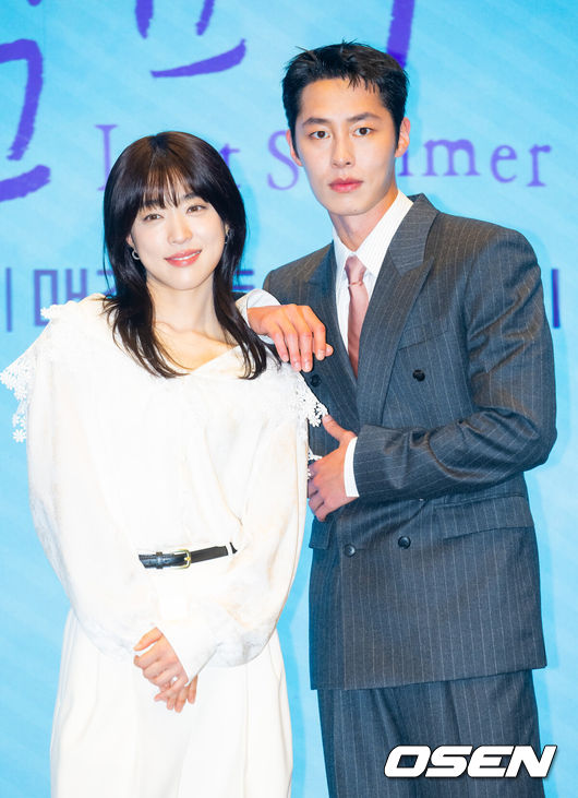 [OSEN=민경훈 기자] 29일 서울 구로구 더세인트 그랜드볼룸에서 KBS 2TV 새 토일 미니시리즈 '마지막 썸머' 언론 제작발표회가 열렸다. KBS2 새 토일 미니시리즈 ‘마지막 썸머’(연출민연홍극본전유리)는 어릴 적부터 친구인 남녀가 판도라의 상자 속에 숨겨둔 첫사랑의 진실을 마주하게 되면서 펼쳐지는 리모델링 로맨스 드라마다.배우 최성은과 이재욱이 포즈를 취하고 있다. 2025.10.29 / rumi@osen.co.kr