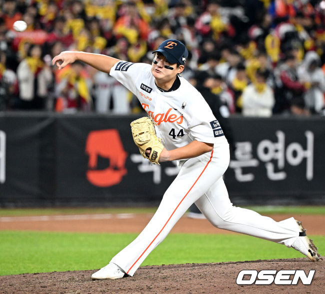 [OSEN=대전, 이대선 기자] 29일 대전 한화생명볼파크에서 2025 신한 SOL Bank KBO리그 포스트시즌 한국시리즈 3차전 한화 이글스와 LG 트윈스의 경기가 열렸다.이날 경기에 한화는 폰세를, LG는 손주영을 선발투수로 내세웠다. 8회초 1사 1,3루에서 한화 김서현이 역투하고 있다. 2025.10.29 /sunday@osen.co.kr