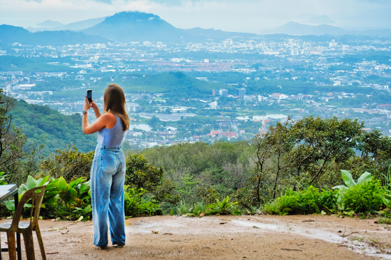 빅 부다 하이킹 정상에서 푸켓을 조망할 수 있다. 여행자 대부분이 차량을 타고 올라온다. 