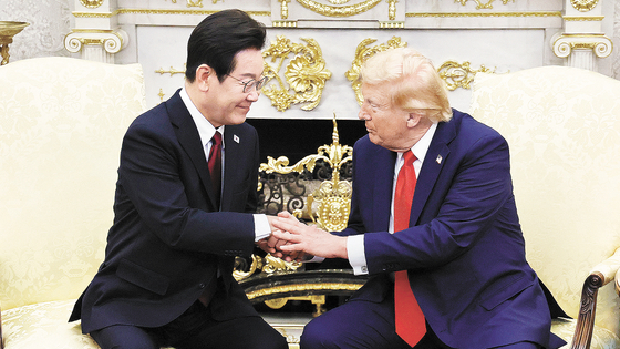 이재명 대통령이 지난 8월 25일(현지시간) 미국 워싱턴DC 백악관 오벌 오피스에서 도널드 트럼프 미국 대통령과 한미정상회담을 하고 있다. 대통령실사진기자단 