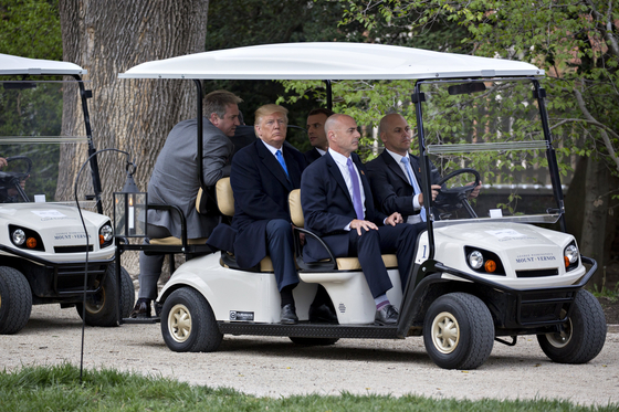 도널드 트럼프 미국 대통령과 에마뉘엘 마크롱(트럼프 옆) 프랑스 대통령이 지난 2018년 4월 23일(현지시간) 미국 버지니아주 마운트버넌에 있는 초대 미국 대통령 조지 워싱턴의 저택 밖을 둘러보고 있다. EPA=연합뉴스