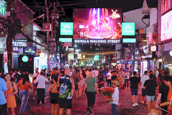 빠통을 찾는 많은 이는 방라 워킹스트리트에서 밤새도록 유흥을 즐긴다. 