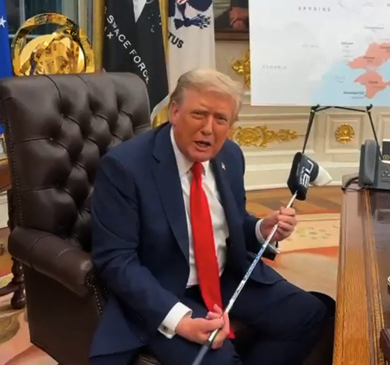 지난 8월 19일(현지시간) 미국 워싱턴 DC 백악관에서 도널드 트럼프 미국 대통령이 볼로디미르 젤렌스키 우크라이나 대통령으로부터 받은 골프채를 들고 있다. AFP=연합뉴스