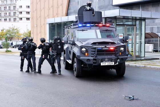  아시아태평양경제협력체(APEC) 정상회의를 앞두고 지난 20일 경북 경주화백컨벤션센터에서 경북경찰청 소속 경찰특공대가 드론을 동원해 대테러훈련을 하고 있다. 연합뉴스