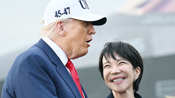  지난 28일 가나가와현 요코스카 미 해군기지에서 도널드 트럼프 미국 대통령과 다카이치 사나에 총리가 대화를 나누고 있다. AFP=연합뉴스 