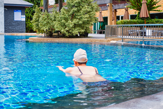 호텔 숙박객 대부분이 섬 투어, 스노클링 등 외부 활동을 나가기에 오전에는 호텔 수영장을 이용하는 이가 극히 드물다. 