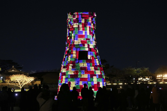 28일 경북 경주시 인왕동 첨성대에서 2025 APEC 정상회의 개최를 기념하는 미디어아트가 진행되고 있다. 연합뉴스