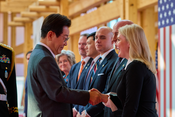 이재명 대통령이 29일 경북 경주국립박물관에서 열린 한미 정상회담 공식환영식에서 캐롤라인 레빗 백악관 대변인과 인사를 나누고 있다. 사진 대통령실