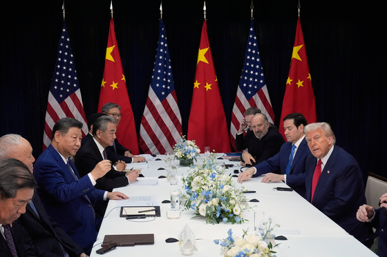 도널드 트럼프 미국 대통령(오른쪽)과 시진핑 중국 국가주석(왼쪽에서 세 번째)이 부산 김해공항에서 양국 정부 대표단이 참여한 확대 정상회담을 하고 있다. AP=연합뉴스