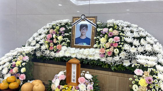 28일 오후 사망 이후 약 3년 만에 고(故) 김상현 이병의 장례식이 국군수도병원 장례식장에서 진행됐다. 영정 사진과 위패가 놓여 있다. 이아미 기자