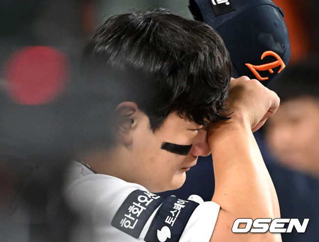 [OSEN=대전, 이대선 기자] 프로야구 한화 이글스가 극적인 역전승으로 반격에 성공했다.한화는 29일 대전 한화생명볼파크에서 열린 2025 신한 SOL뱅크 KBO 한국시리즈 3차전 LG 트윈스와의 경기에서 7-3 역전승을 거뒀다. 1차전과 2차전을 모두 내준 한화는 이날 승리로 시리즈 전적 1승 2패 추격을 시작했다.경기 종료 후 한화 김서현이 눈물을 흘리고 있다. 2025.10.29 /sunday@osen.co.kr