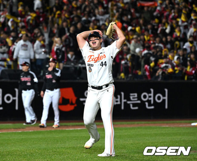 [OSEN=대전, 이대선 기자] 프로야구 한화 이글스가 극적인 역전승으로 반격에 성공했다.한화는 29일 대전 한화생명볼파크에서 열린 2025 신한 SOL뱅크 KBO 한국시리즈 3차전 LG 트윈스와의 경기에서 7-3 역전승을 거뒀다. 1차전과 2차전을 모두 내준 한화는 이날 승리로 시리즈 전적 1승 2패 추격을 시작했다.경기 종료 후 한화 김서현이 환호하고 있다. 2025.10.29 /sunday@osen.co.kr