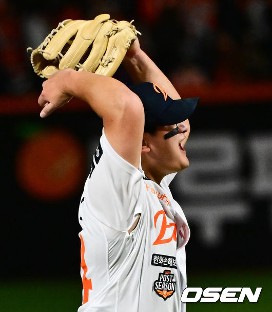 [OSEN=대전, 지형준 기자] 프로야구 한화 이글스가 극적인 역전승으로 반격에 성공했다.한화는 29일 대전 한화생명볼파크에서 열린 2025 신한 SOL뱅크 KBO 한국시리즈 3차전 LG 트윈스와의 경기에서 7-3 역전승을 거뒀다. 1차전과 2차전을 모두 내준 한화는 이날 승리로 시리즈 전적 1승 2패 추격을 시작했다.경기를 마치고 한화 김서현이 승리를 기뻐하고 있다. 2025.10.29 /jpnews@osen.co.kr