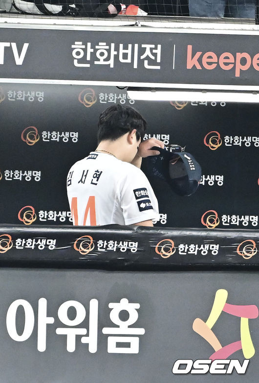 [OSEN=대전, 박준형 기자] 프로야구 한화 이글스가 극적인 역전승으로 반격에 성공했다.한화는 29일 대전 한화생명볼파크에서 열린 2025 신한 SOL뱅크 KBO 한국시리즈 3차전 LG 트윈스와의 경기에서 7-3 역전승을 거뒀다. 1차전과 2차전을 모두 내준 한화는 이날 승리로 시리즈 전적 1승 2패 추격을 시작했다.경기종료 후 한화 김서현이 눈물을 훔치고 있다.  2025.10.29 / soul1014@osen.co.kr