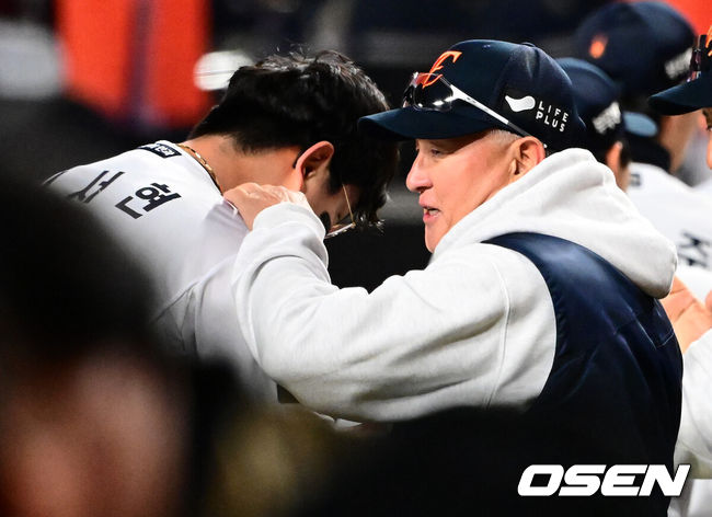 [OSEN=대전, 지형준 기자] 프로야구 한화 이글스가 극적인 역전승으로 반격에 성공했다.한화는 29일 대전 한화생명볼파크에서 열린 2025 신한 SOL뱅크 KBO 한국시리즈 3차전 LG 트윈스와의 경기에서 7-3 역전승을 거뒀다. 1차전과 2차전을 모두 내준 한화는 이날 승리로 시리즈 전적 1승 2패 추격을 시작했다.경기를 마치고 한화 김경문 감독이 김서현과 승리를 기뻐하고 있다. 2025.10.29 /jpnews@osen.co.kr