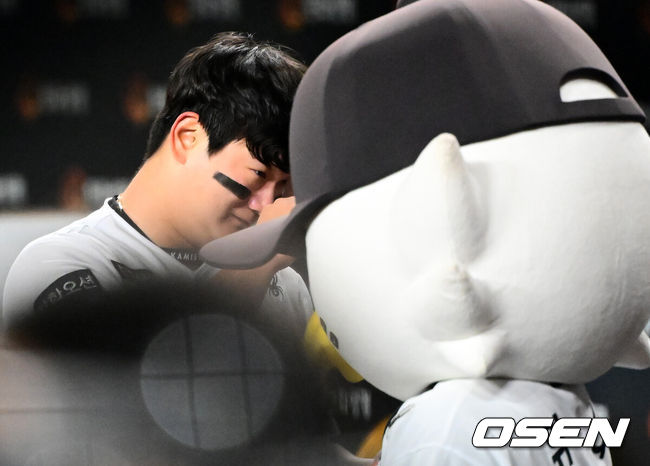 [OSEN=대전, 지형준 기자] 프로야구 한화 이글스가 극적인 역전승으로 반격에 성공했다.한화는 29일 대전 한화생명볼파크에서 열린 2025 신한 SOL뱅크 KBO 한국시리즈 3차전 LG 트윈스와의 경기에서 7-3 역전승을 거뒀다. 1차전과 2차전을 모두 내준 한화는 이날 승리로 시리즈 전적 1승 2패 추격을 시작했다.경기를 마치고 한화 김서현이 눈물을 흘리고 있다. 2025.10.29 /jpnews@osen.co.kr