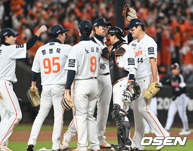 [OSEN=대전, 손용호 기자] 프로야구 한화 이글스가 극적인 역전승으로 반격에 성공했다.한화는 29일 대전 한화생명볼파크에서 열린 2025 신한 SOL뱅크 KBO 한국시리즈 3차전 LG 트윈스와의 경기에서 7-3 역전승을 거뒀다. 1차전과 2차전을 모두 내준 한화는 이날 승리로 시리즈 전적 1승 2패 추격을 시작했다.경기를 마치고 한화 선수들이 승리의 기쁨을 나누고 있다.  2025.10.29 /spjj@osen.co.kr