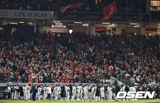[OSEN=대전, 박준형 기자] 프로야구 한화 이글스가 극적인 역전승으로 반격에 성공했다.한화는 29일 대전 한화생명볼파크에서 열린 2025 신한 SOL뱅크 KBO 한국시리즈 3차전 LG 트윈스와의 경기에서 7-3 역전승을 거뒀다. 1차전과 2차전을 모두 내준 한화는 이날 승리로 시리즈 전적 1승 2패 추격을 시작했다.경기종료 후 한화 선수들이 승리의 기쁨을 나누고 있다. 2025.10.29 / soul1014@osen.co.kr