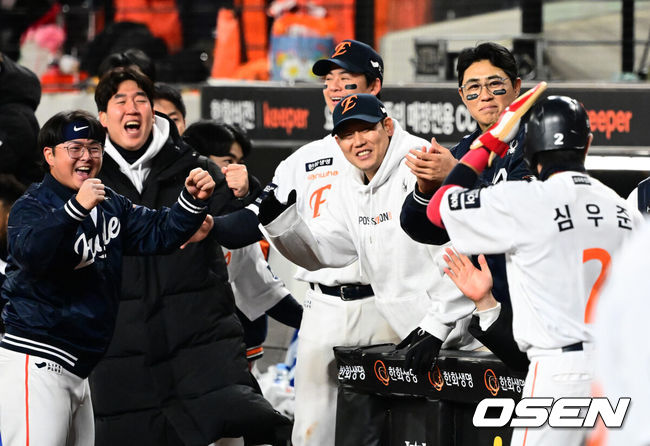 [OSEN=대전, 지형준 기자] 프로야구 한화 이글스가 극적인 역전승으로 반격에 성공했다.한화는 29일 대전 한화생명볼파크에서 열린 2025 신한 SOL뱅크 KBO 한국시리즈 3차전 LG 트윈스와의 경기에서 7-3 역전승을 거뒀다. 1차전과 2차전을 모두 내준 한화는 이날 승리로 시리즈 전적 1승 2패 추격을 시작했다.8회말 2사 2,3루에서 한화 심우준이 최재훈의 2타점 적시타에 득점에 성공하며 동료선수들과 기뻐하고 있다. 2025.10.29 /jpnews@osen.co.kr