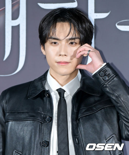 [OSEN=조은정 기자]티빙 오리지널 '친애하는 X' 제작발표회가 30일 서울 용산구 CGV 용산아이파크몰에서 열렸다.'친애하는 X'는 지옥에서 벗어나 가장 높은 곳으로 올라가기 위해 가면을 쓴 여자 백아진(김유정분), 그리고 그녀에게 잔혹하게 짓밟힌 X들의 이야기다. 아름다운 얼굴 뒤에 잔혹한 본색을 숨긴 백아진의 파멸과 그를 지키고자 지옥을 택한 윤준서(김영대분)의 사랑을 그린 파멸 멜로 서스펜스의 탄생을 기대하게 만든다.배우 김도훈이 포즈를 취하고 있다. 2025.10.25 /cej@osen.co.kr