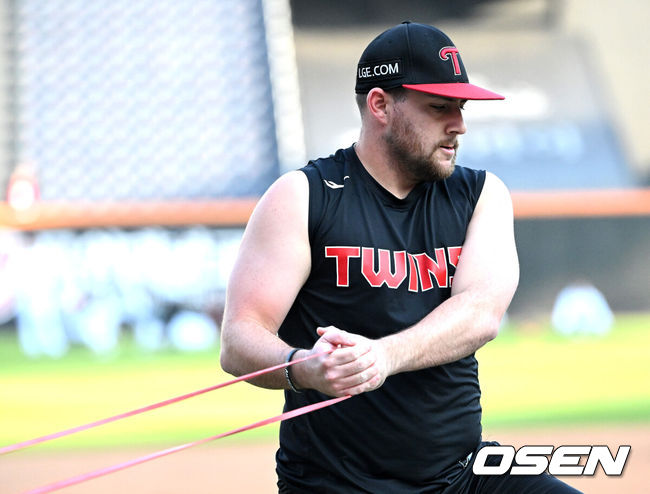 [OSEN=대전, 지형준 기자] 29일 대전 한화생명볼파크에서 2025 신한 SOL Bank KBO리그 포스트시즌 한국시리즈 3차전 한화 이글스와 LG 트윈스의 경기가 열렸다.이날 경기에 한화는 폰세를, LG는 손주영을 선발투수로 내세웠다. 경기에 앞서 LG 오스틴이 튜빙 훈련을 하고 있다. 2025.10.29 /jpnews@osen.co.kr