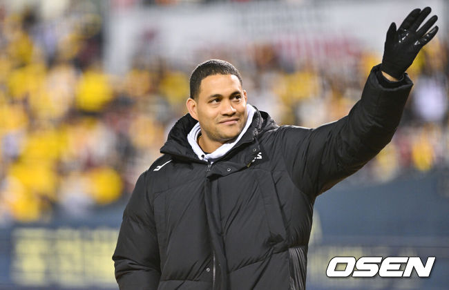 [OSEN=잠실, 박준형 기자] 쌍둥이군단이 19년 만에 한국시리즈 마운드에 오른 류현진을 넘어 시리즈 2연승을 질주했다.프로야구 LG 트윈스는 27일 서울 잠실구장에서 열린 2025 신한 SOL뱅크 KBO 한국시리즈(7전 4선승제) 한화 이글스와의 2차전에서 13-5 역전승을 거뒀다.LG는 홈에서 펼쳐진 시리즈 1, 2차전을 싹쓸이하며 2승을 안고 적지 대전으로 향하게 됐다.반면 한화는 2006년 이후 19년 만에 한국시리즈에 진출했지만, 정규시즌 1위의 벽을 실감하며 2경기 모두 고배를 마셨다.경기종료 후 LG 치리노스가 팬들에게 인사를 하며 퇴장하고 있다.  2025.10.27 / soul1014@osen.co.kr