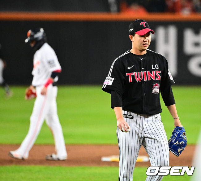 [OSEN=대전, 지형준 기자] 29일 대전시 중구 부사동 대전한화생명볼파크에서 2025 신한 SOL Bank KBO리그 포스트시즌 한국시리즈 3차전 한화 이글스와 LG 트윈스의 경기가 진행됐다.이날 경기에 한화는 폰세를, LG는 손주영을 선발투수로 내세웠다. 8회말 2사 만루에서 LG 유영찬이 한화 심우준에게 2타점 역전 적시타를 허용하며 아쉬워하고 있다. 2025.10.29 /jpnews@osen.co.kr