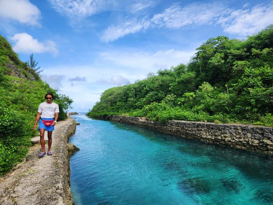 괌 서쪽 지역의 에메랄드 벨리. 사진 속 클럽 메이트가 일정을 함께한다. 맑은 물에 물고기도 가득하지만 입수를 금지하고 있으니 주의가 필요하다. 이하나 기자