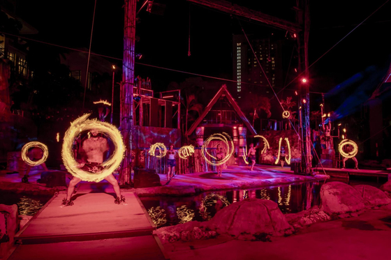 디너쇼 태평양의 해적(Pirates of the Pacific). 태풍에 좌초된 보물선과 이를 쫓는 해적, 그리고 괌 원주민의 이야기를 담았다. 사진 PIC