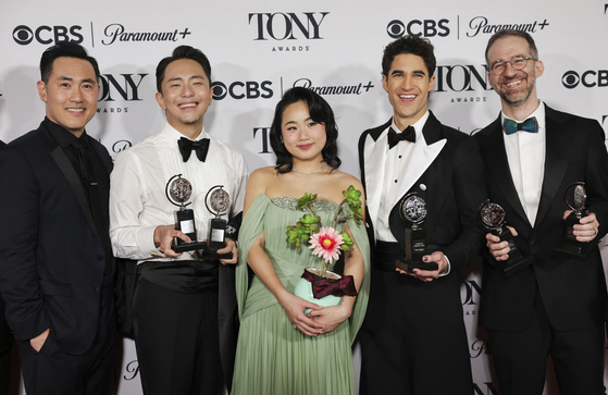 지난 1월 제78회 토니상 시상식에서 윌 애런슨(맨 오른쪽)을 비롯한 '어쩌면 해피엔딩' 제작진과 출연 배우들이 포즈를 취한 모습. 로이터=연합뉴스.