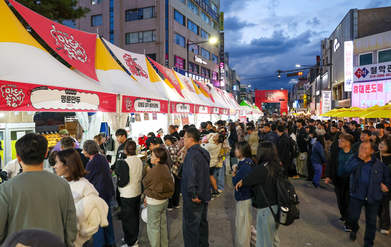  2025 원주만두축제가 24일 원주 중앙동 전통시장 및 문화의거리, 원일로 일대에서 개막했다. 축제장에 선보인 각종 만두가 관람객들의 눈길을 끌며 축제장이 인파로 북적거리고 있다. 연합뉴스