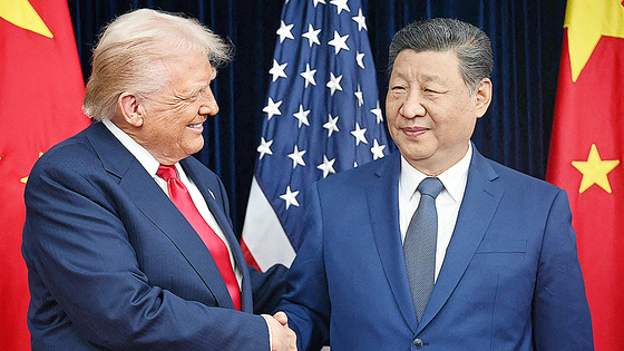  도널드 트럼프 미국 대통령(왼쪽)과 시진핑 중국 국가주석이 30일 부산 김해공항에서 만나 정상회담을 하기에 앞서 악수하고 있다. AFP=연합뉴스