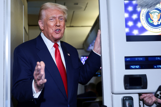 도널드 트럼프 미국 대통령이 30일 미ㆍ중 정상회담을 마친 뒤 미국으로 향하는 대통령 전용기 에어포스원 기내에서 기자들과 대화하고 있다. 로이터=연합뉴스
