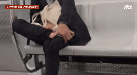 한 남성이 지하철 좌석에 앉아 발바닥 각질을 정리하는 모습이 포착됐다. 사진 JTBC ‘사건반장’ 캡처